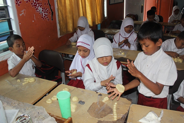 Siswa SD Juara Pekanbaru Belajar Matematika Melalui Adonan Donat
